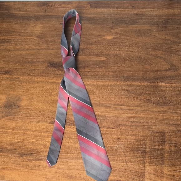 Wemlon Striped Gray and Red Men's Tie - Picture 1 of 2
